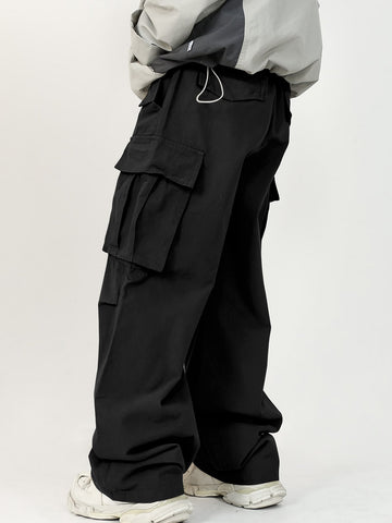 Pantalon cargo con bolsillo lateral con solapa