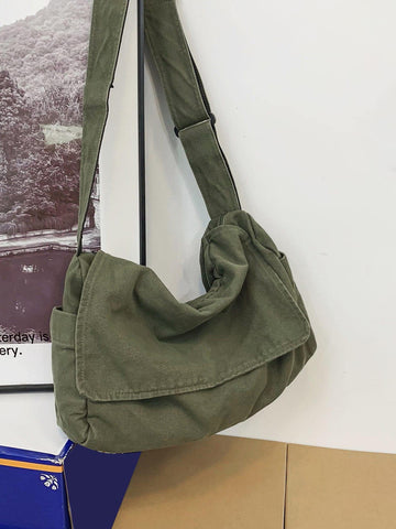 Bolso hobo minimalista con solapa