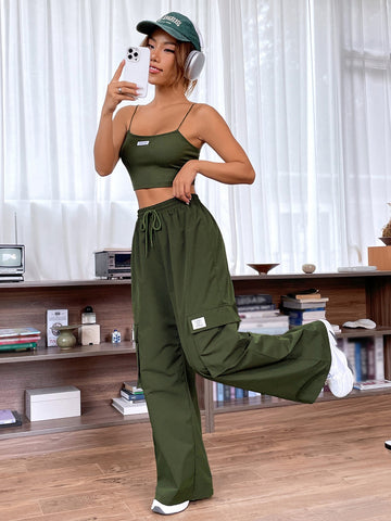 Top de tirantes con diseño de parche de letra & Pantalones cargo de cintura con cordón