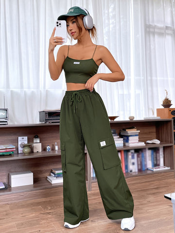 Top de tirantes con diseño de parche de letra & Pantalones cargo de cintura con cordón