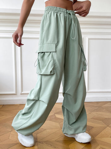 Pantalones con bolsillo lateral con solapa de cintura con cordón paracaídas