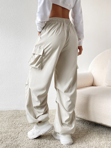 Pantalones con bolsillo lateral con solapa de cintura con cordón paracaídas