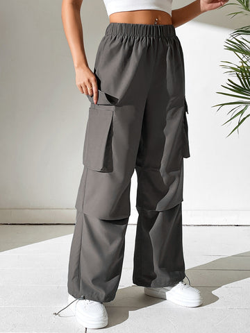 Pantalones cargo con bolsillo lateral con solapa