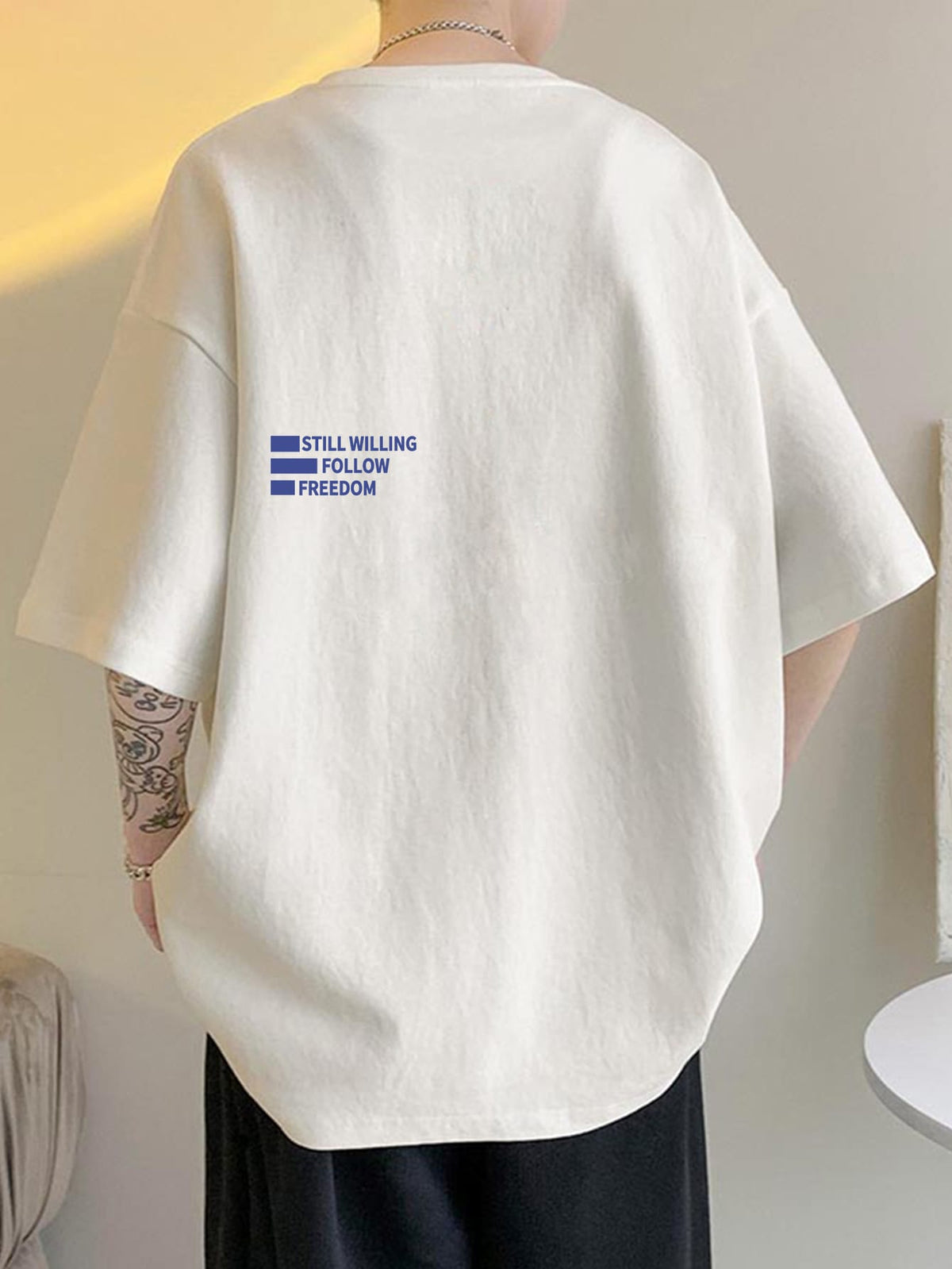 Camiseta de hombros caídos con estampado de letra