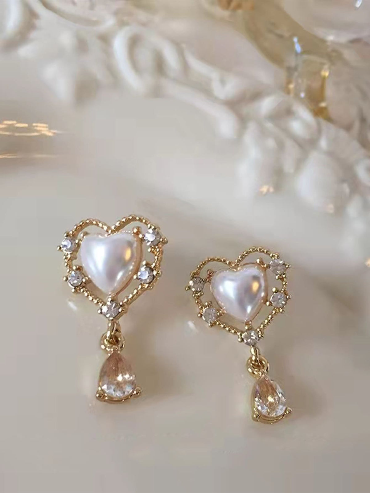 Pendientes largos con diseño de diamante de imitación y perla artificial con corazón