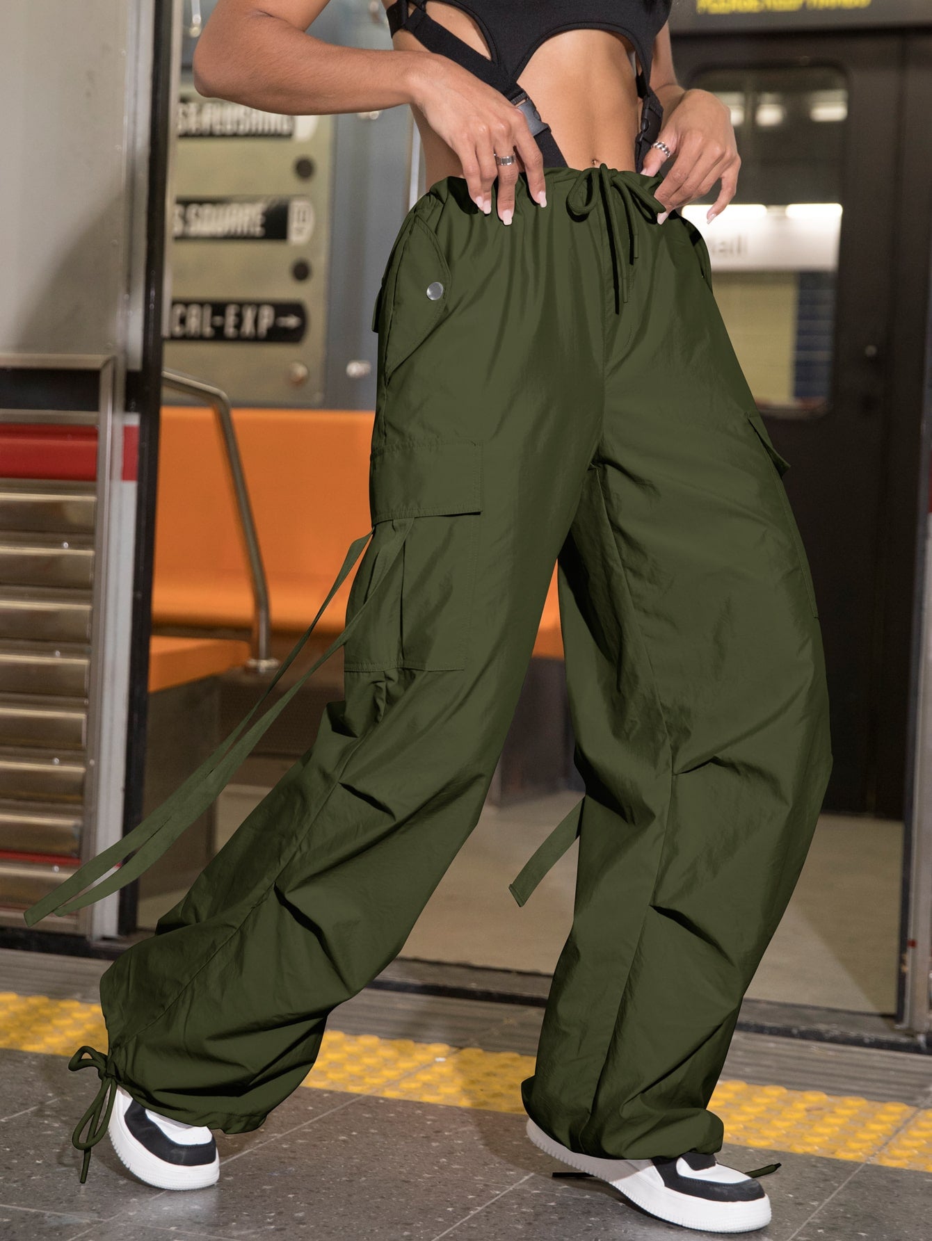 Pantalones parachute 90s con bolsillo con solapa bajo con cordón – Gatherz