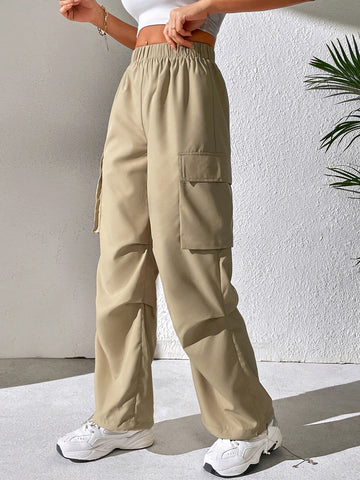 Pantalones cargo con bolsillo lateral con solapa