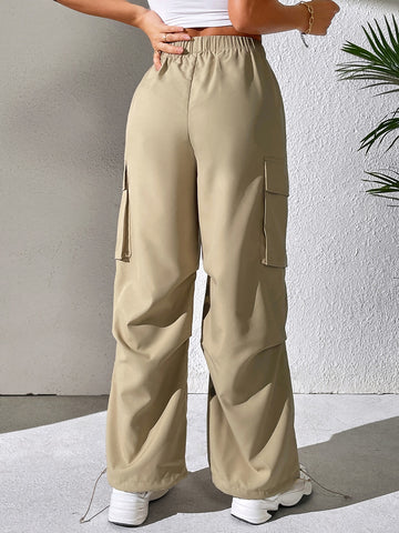 Pantalones cargo con bolsillo lateral con solapa