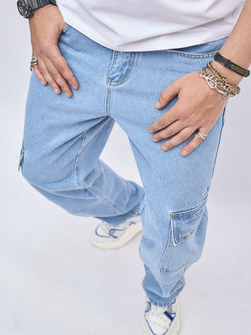 Jeans cargo con bolsillo lateral con solapa