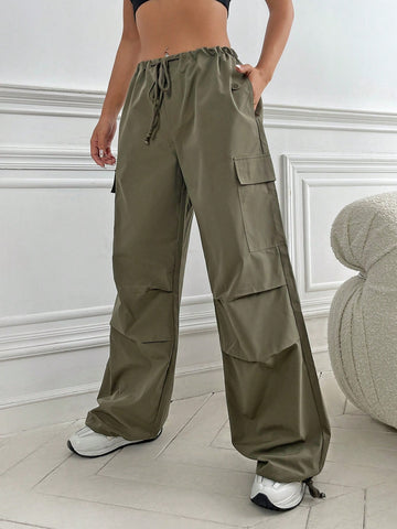 Pantalones cargo con bolsillo lateral con solapa de cintura con cordón paracaídas