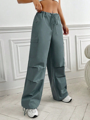 Pantalones cargo con bolsillo lateral con solapa de cintura con cordón paracaídas