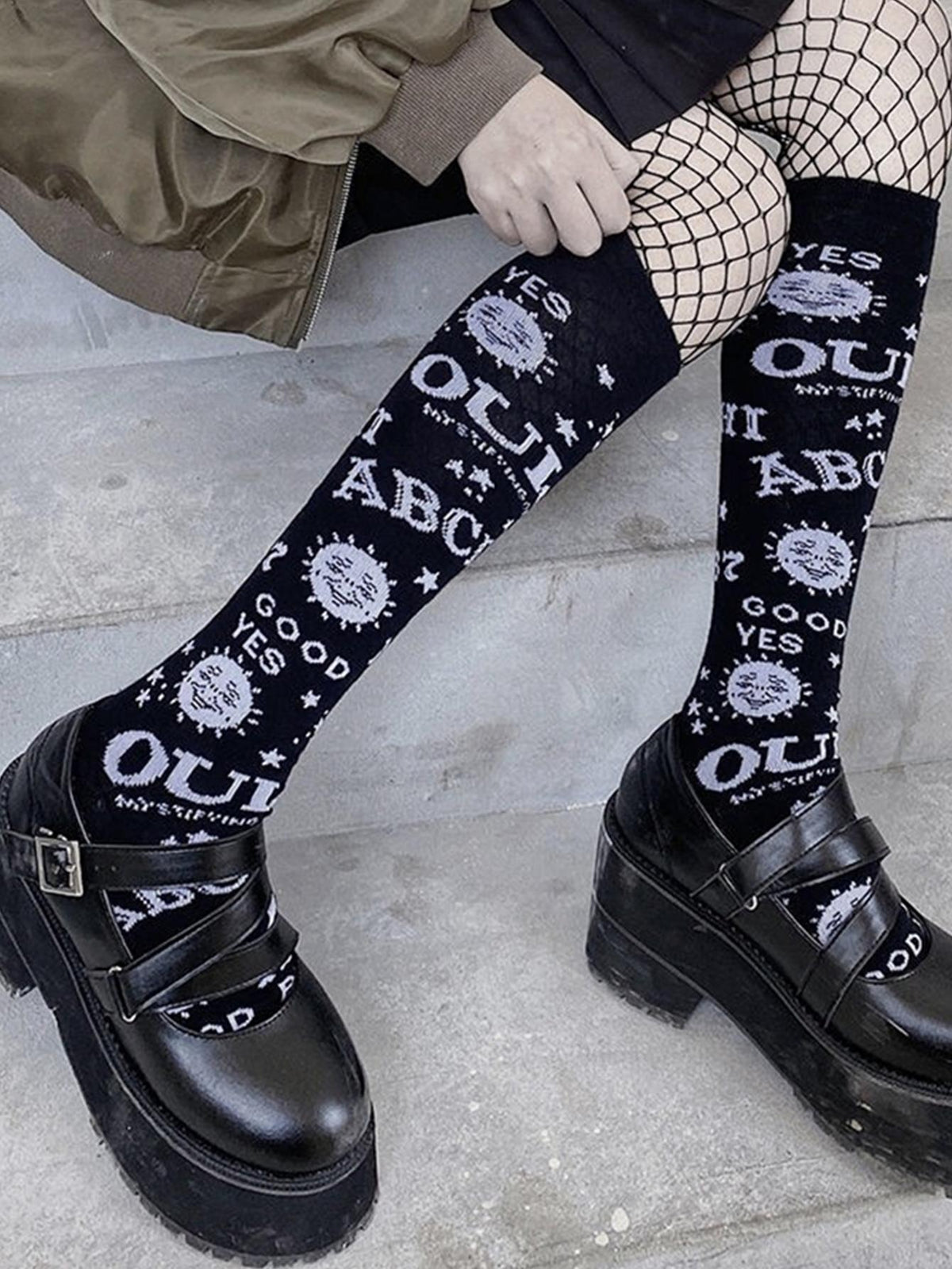 Calcetines altos con estampado de letra