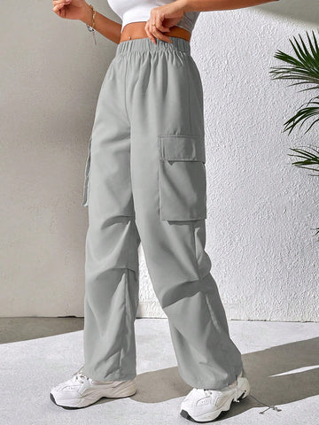 Pantalones cargo con bolsillo lateral con solapa