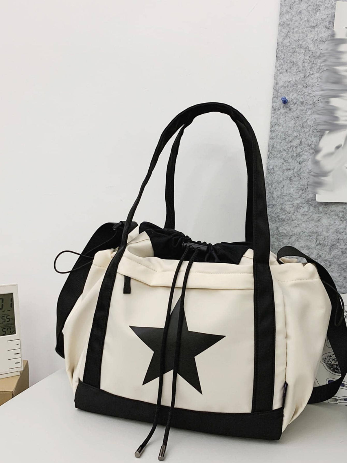 Bolso negro con blanco en contraste con estrella con estampado nailon impermeable de tela