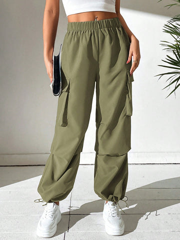 Pantalones cargo con bolsillo lateral con solapa