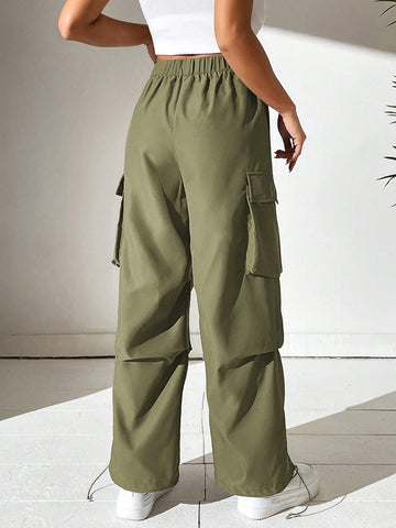 Pantalones cargo con bolsillo lateral con solapa