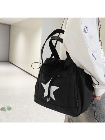 Bolso negro con blanco en contraste con estrella con estampado nailon impermeable de tela