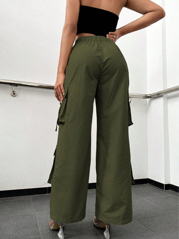 Pantalones cargo con bolsillo lateral con solapa