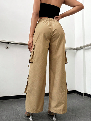 Pantalones cargo con bolsillo lateral con solapa