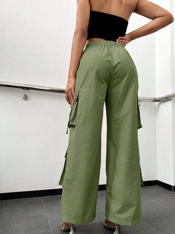 Pantalones cargo con bolsillo lateral con solapa