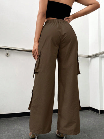 Pantalones cargo con bolsillo lateral con solapa