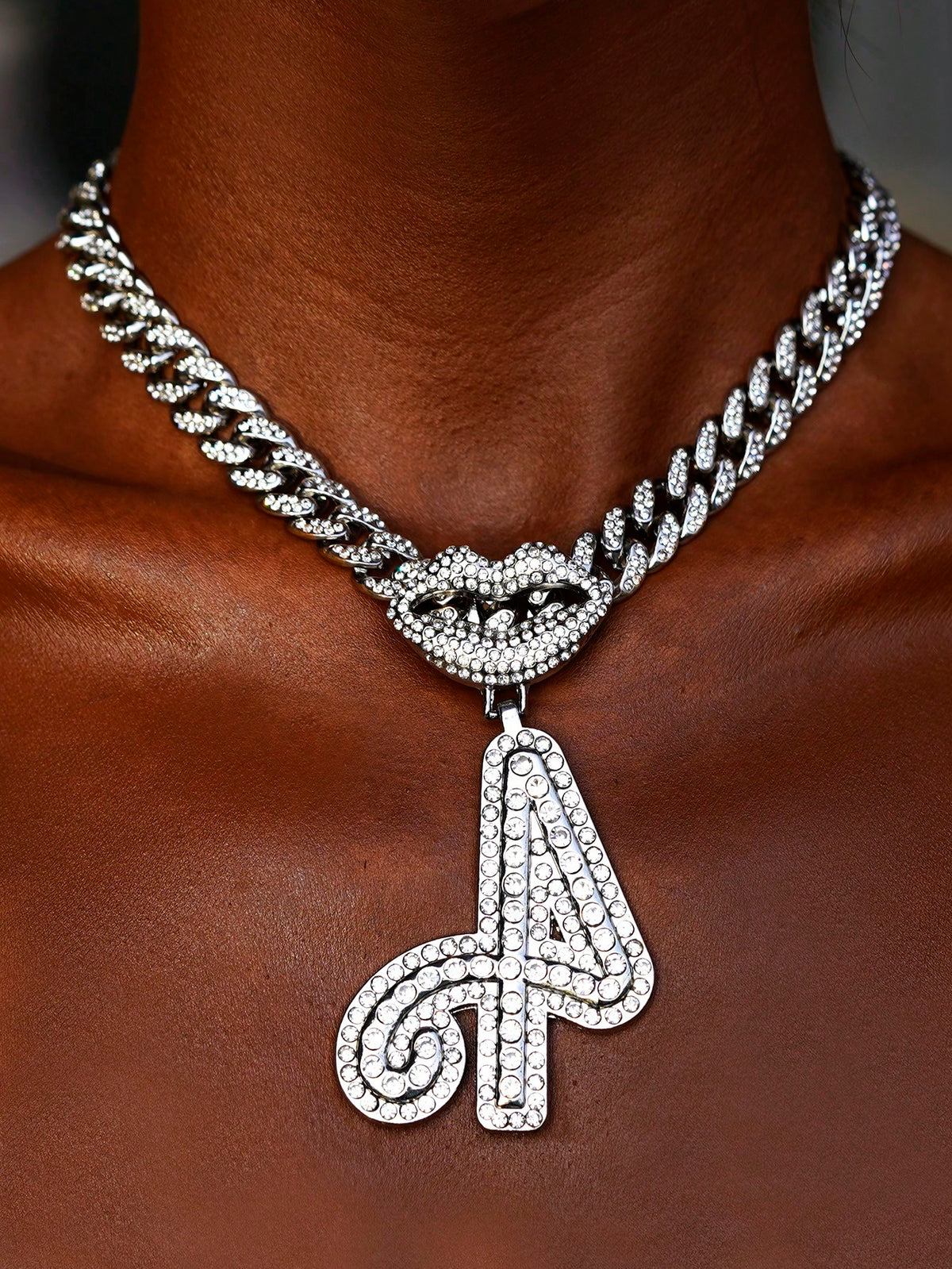 Collar con colgante de alfabeto con fuente de flores y hierba, estilo Hip-hop, con cierre en forma de corazón